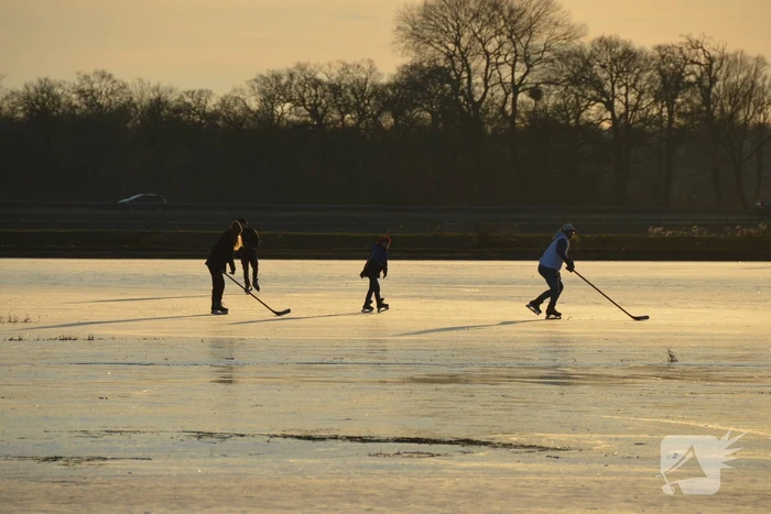 Schaatsliefhebben maken zich op voor natuurijs