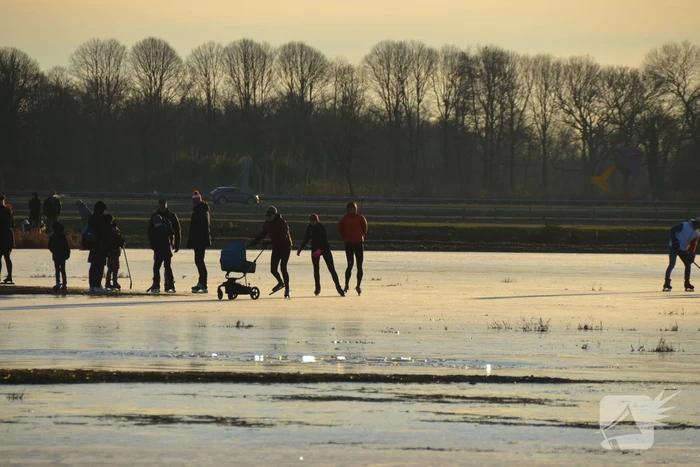 Schaatsliefhebben maken zich op voor natuurijs