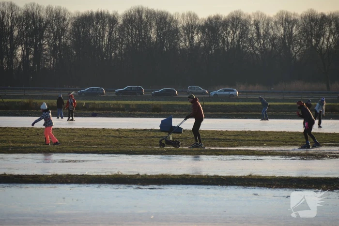 Schaatsliefhebben maken zich op voor natuurijs
