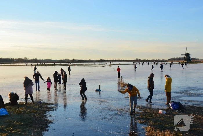 Schaatsliefhebben maken zich op voor natuurijs