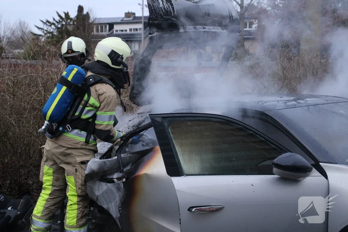 Auto vliegt aan achterkant in brand