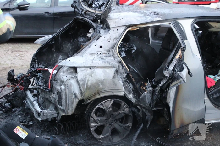 Auto vliegt aan achterkant in brand