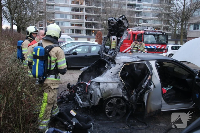 Auto vliegt aan achterkant in brand