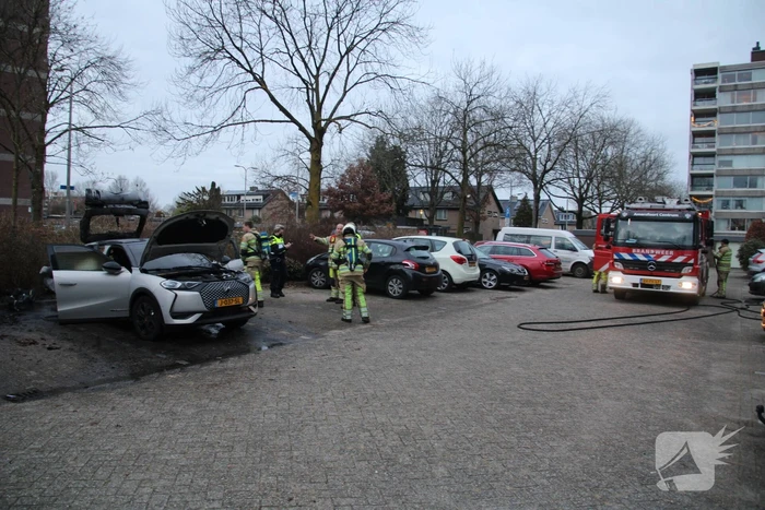 Auto vliegt aan achterkant in brand