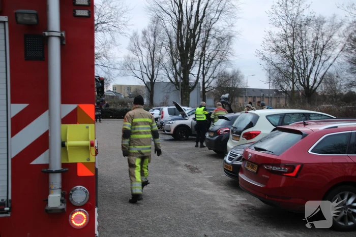 Auto vliegt aan achterkant in brand