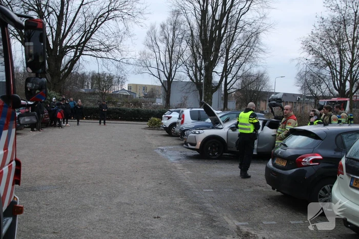 Auto vliegt aan achterkant in brand