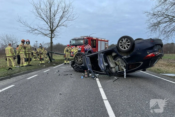 Auto slaat over de kop na botsing