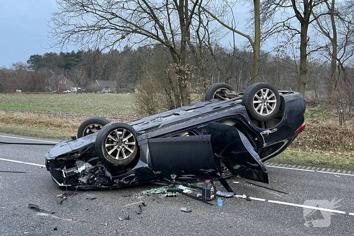 Auto slaat over de kop na botsing