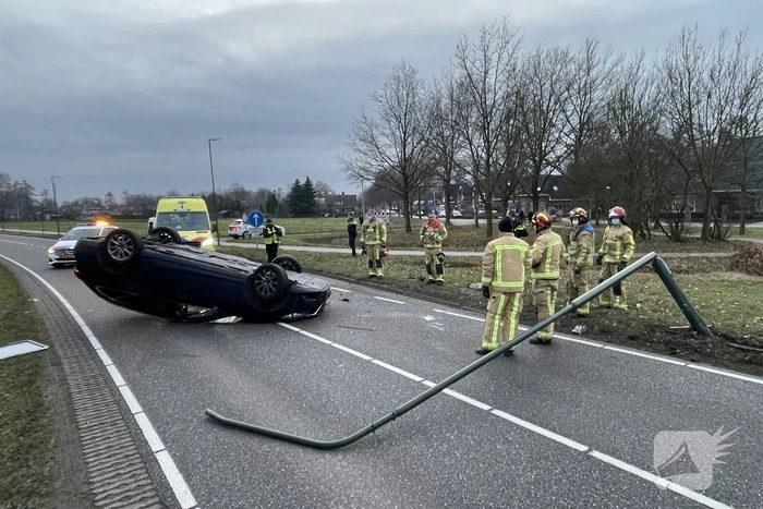 Auto slaat over de kop na botsing