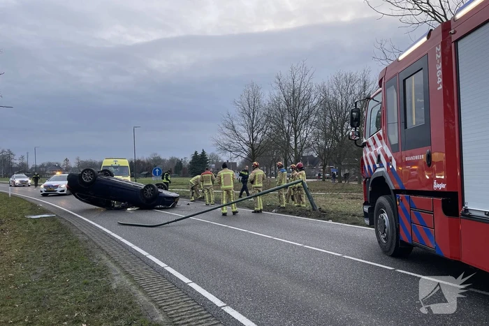 Auto slaat over de kop na botsing