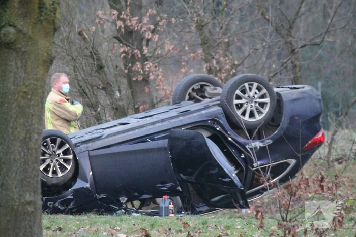 Auto slaat over de kop na botsing