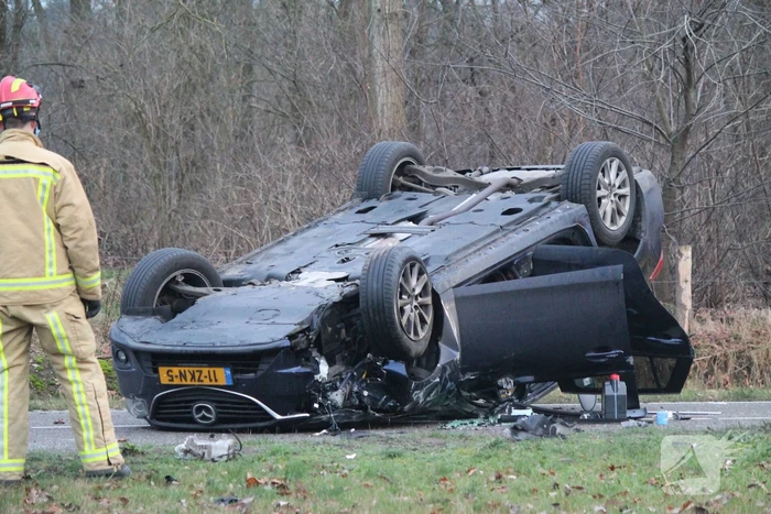 Auto slaat over de kop na botsing