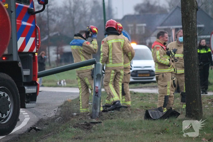 Auto slaat over de kop na botsing