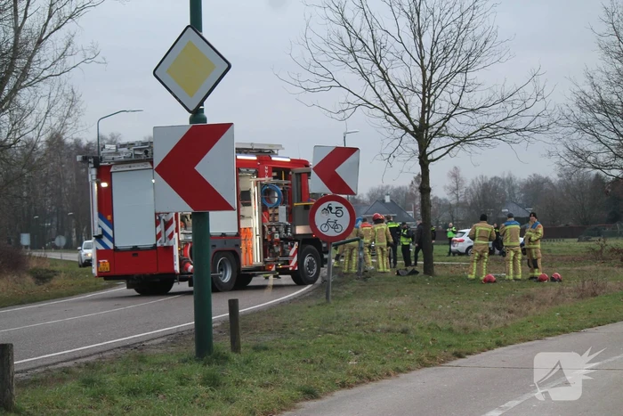 Auto slaat over de kop na botsing