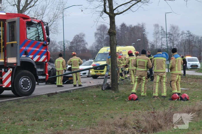 Auto slaat over de kop na botsing