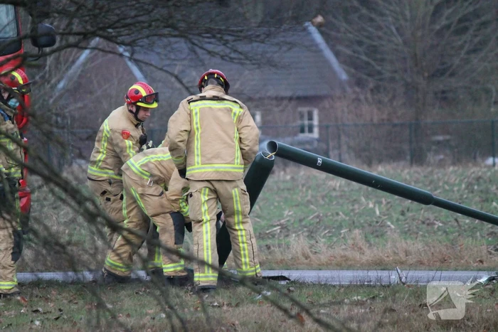 Auto slaat over de kop na botsing