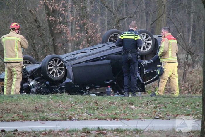Auto slaat over de kop na botsing