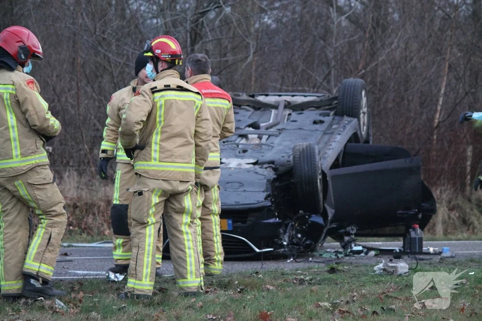 Auto slaat over de kop na botsing