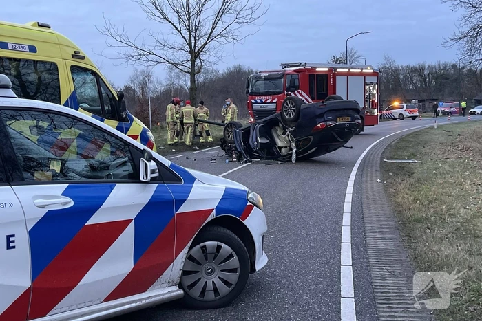 Auto slaat over de kop na botsing