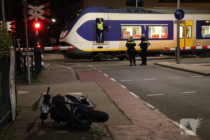 Scooter aangereden door trein