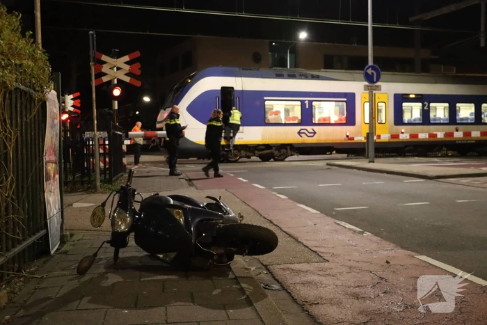Scooter aangereden door trein