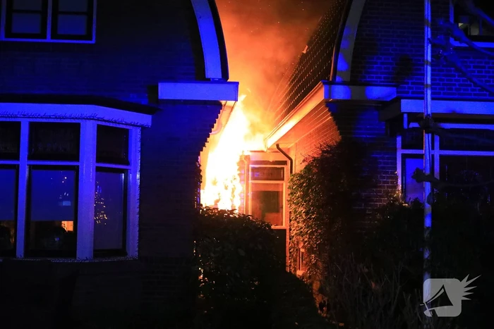 Enorme vlammen bij brand in schuur