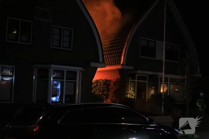 Enorme vlammen bij brand in schuur