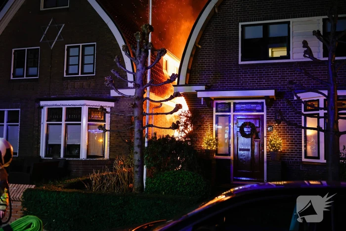 Enorme vlammen bij brand in schuur