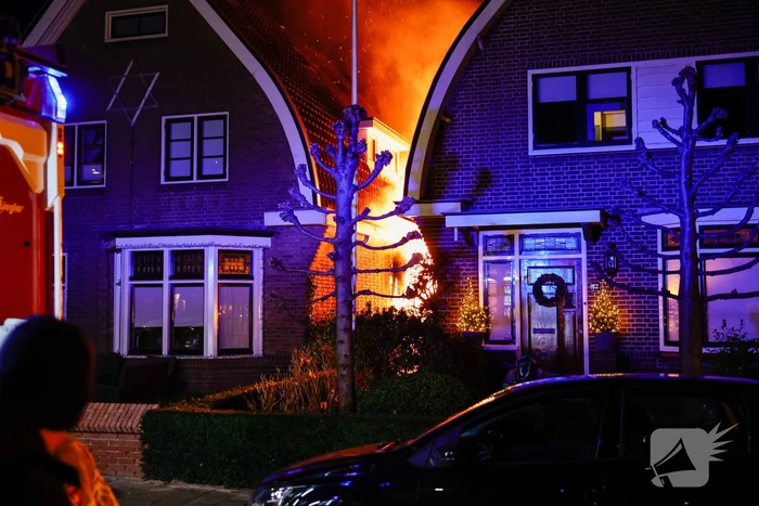 Enorme vlammen bij brand in schuur
