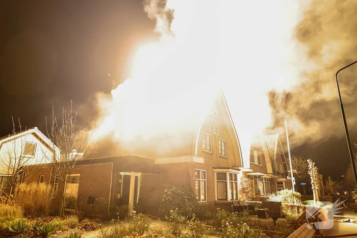 Enorme vlammen bij brand in schuur