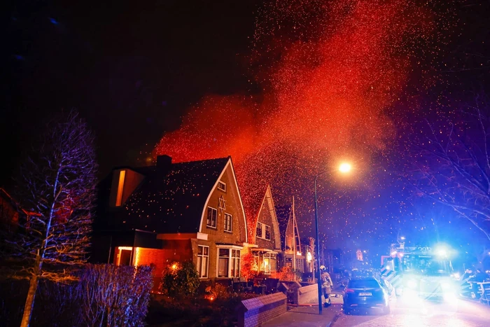 Enorme vlammen bij brand in schuur