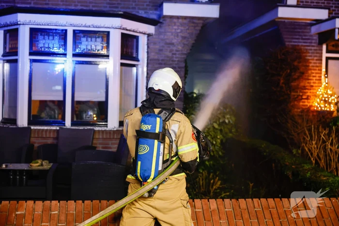 Enorme vlammen bij brand in schuur