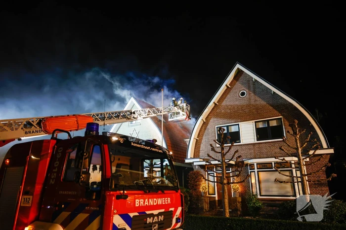 Enorme vlammen bij brand in schuur