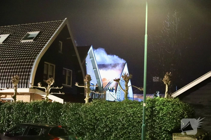 Enorme vlammen bij brand in schuur