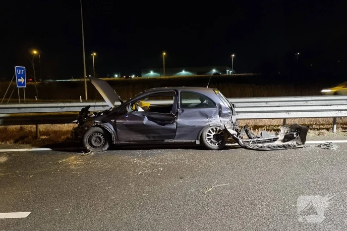 Auto raakt in slip op de snelweg en crasht met ander voertuig