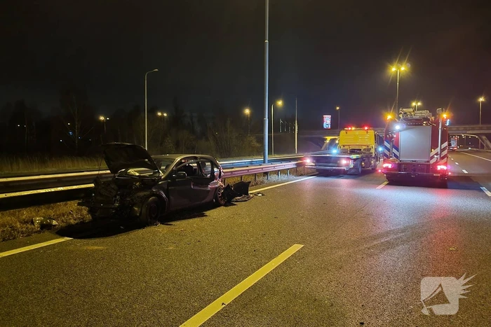 Auto raakt in slip op de snelweg en crasht met ander voertuig