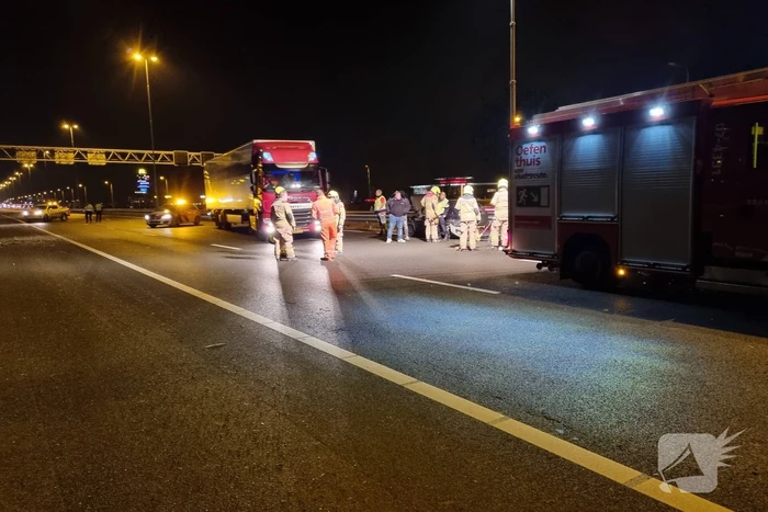 Auto raakt in slip op de snelweg en crasht met ander voertuig