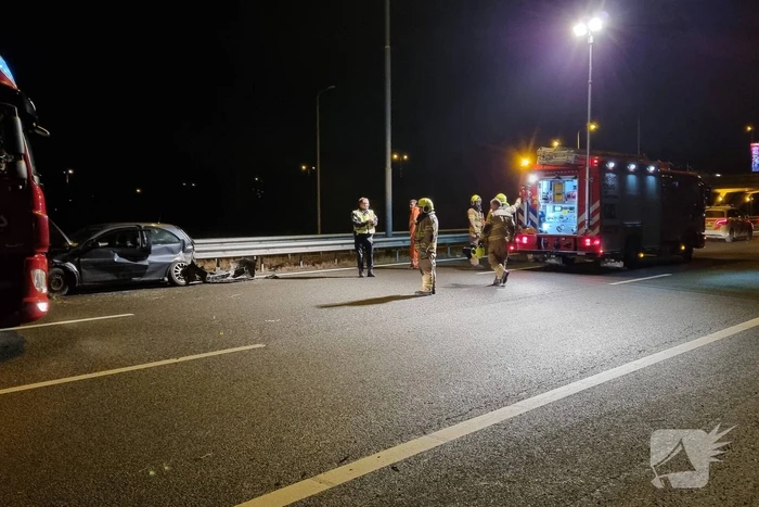 Auto raakt in slip op de snelweg en crasht met ander voertuig