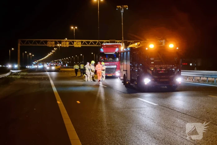 Auto raakt in slip op de snelweg en crasht met ander voertuig