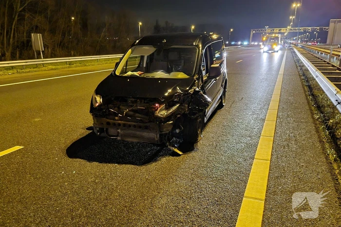 Auto raakt in slip op de snelweg en crasht met ander voertuig