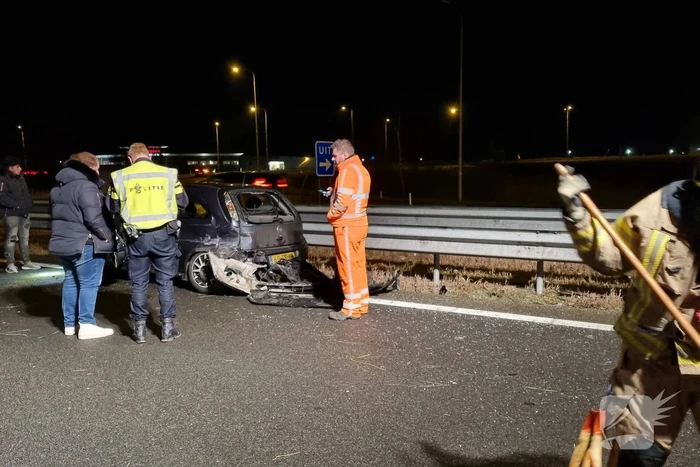 Auto raakt in slip op de snelweg en crasht met ander voertuig