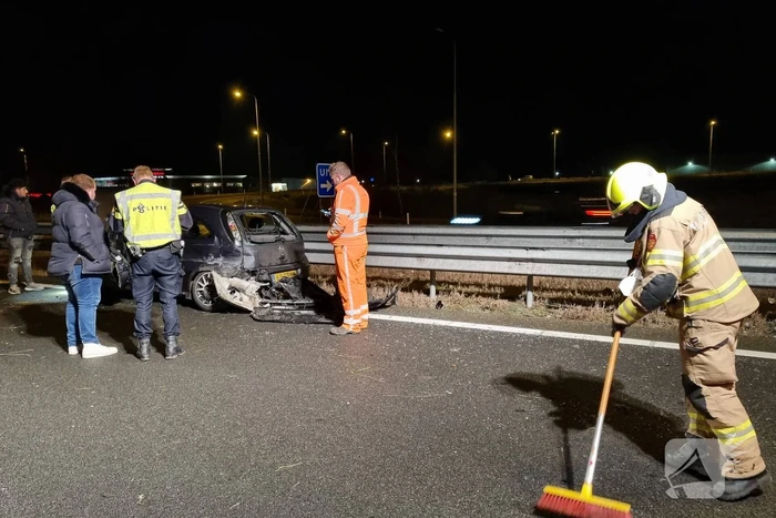 Auto raakt in slip op de snelweg en crasht met ander voertuig