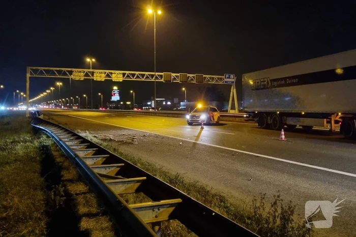 Auto raakt in slip op de snelweg en crasht met ander voertuig