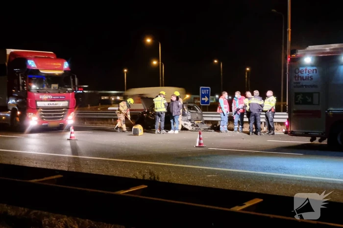 Auto raakt in slip op de snelweg en crasht met ander voertuig
