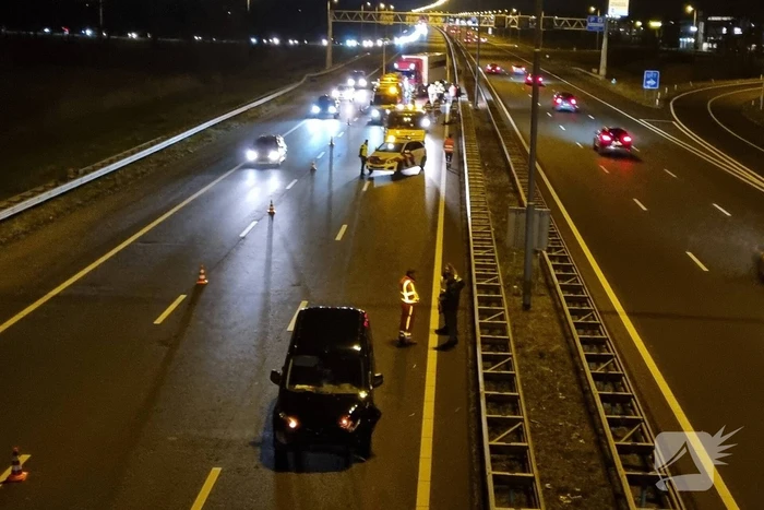 Auto raakt in slip op de snelweg en crasht met ander voertuig