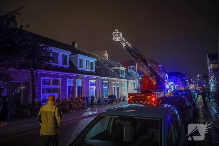 Veel rookontwikkeling door brand in schoorsteen van woning