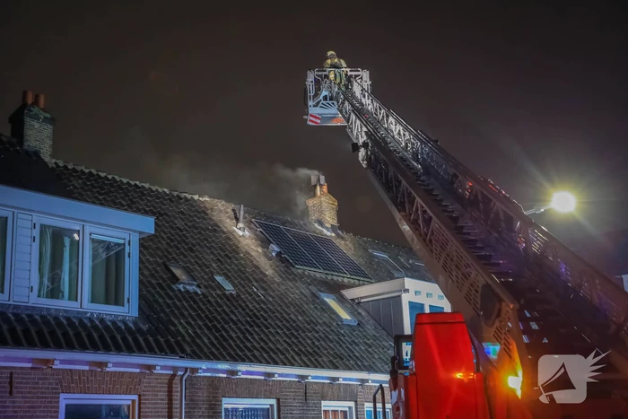 Veel rookontwikkeling door brand in schoorsteen van woning