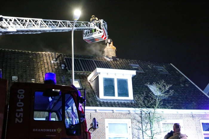 Veel rookontwikkeling door brand in schoorsteen van woning