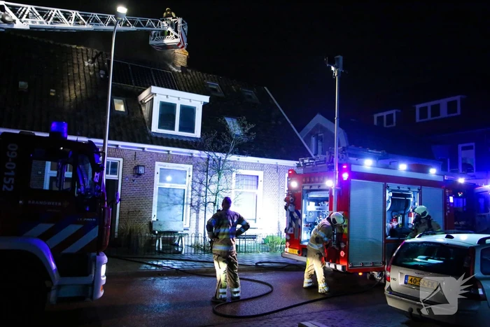 Veel rookontwikkeling door brand in schoorsteen van woning