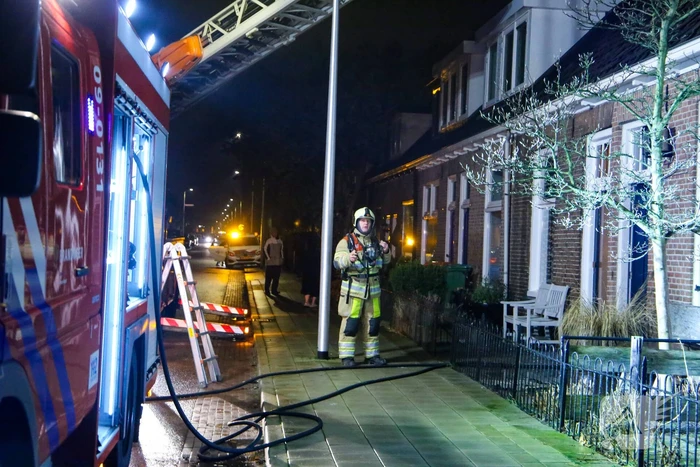 Veel rookontwikkeling door brand in schoorsteen van woning